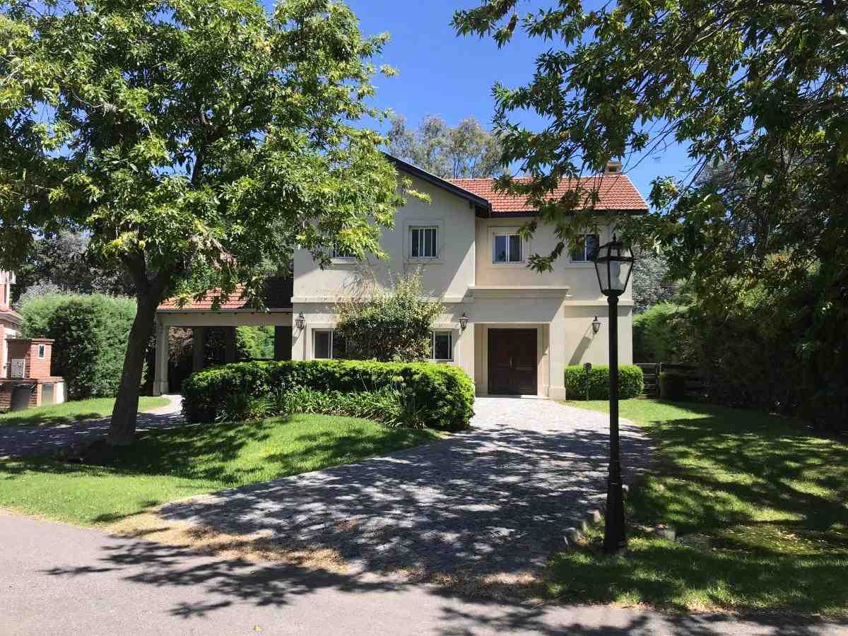 Casa de Alquier de 5 ambiente en Barrio Los Jazmines, Pilar del Este