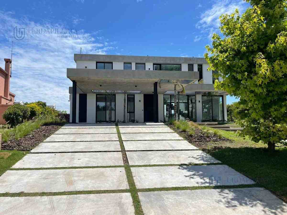Alquiler de Casa de diseño en Country Pilará - Barrio Diligencia