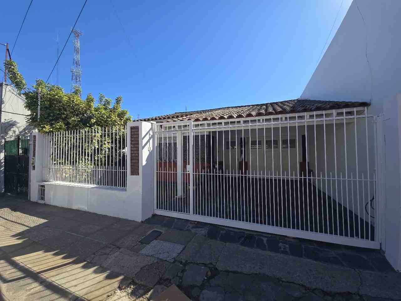 Casa en lote comercial en venta - Pilar Centro