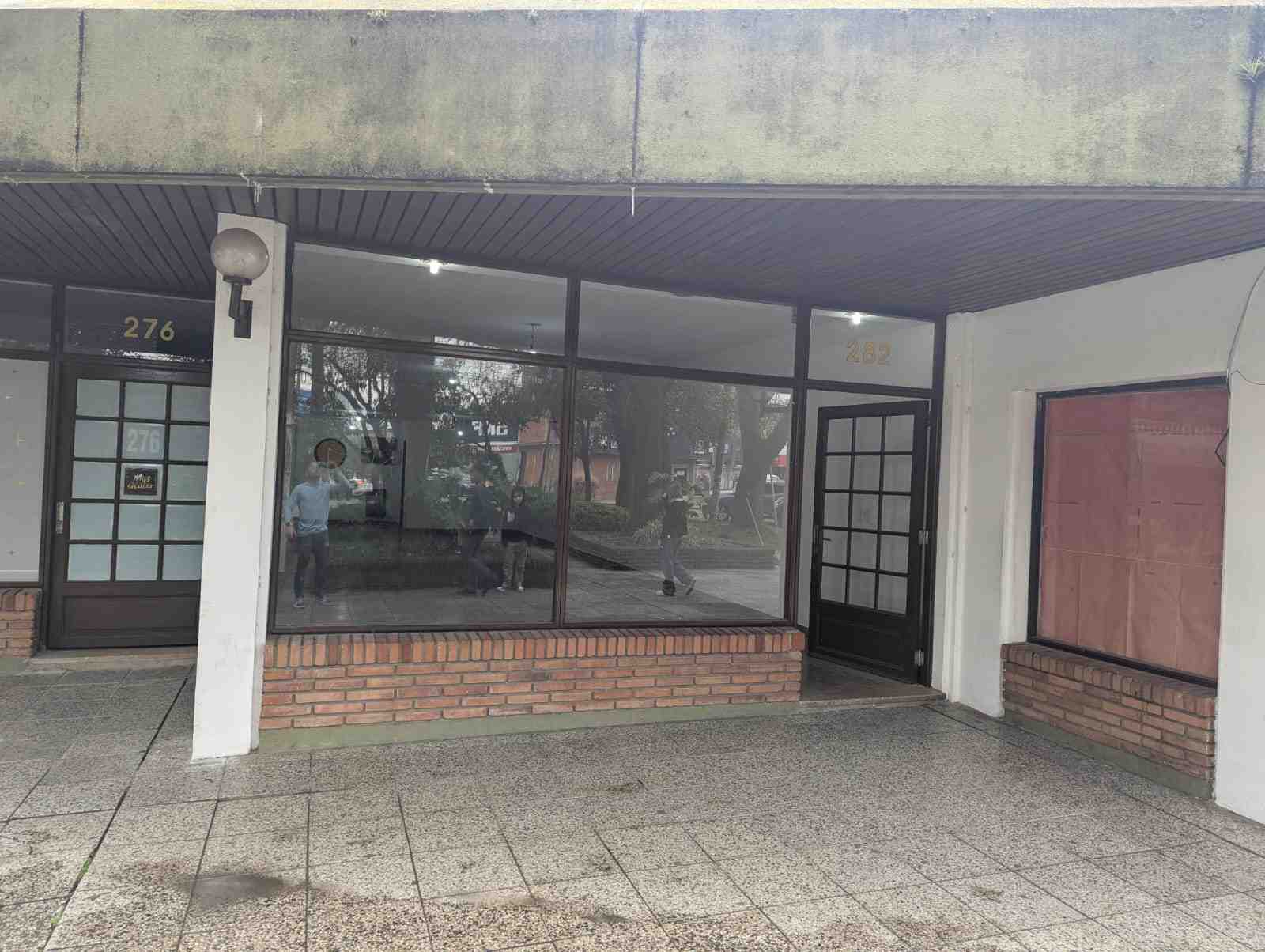 Local en alquiler - Pilar. 