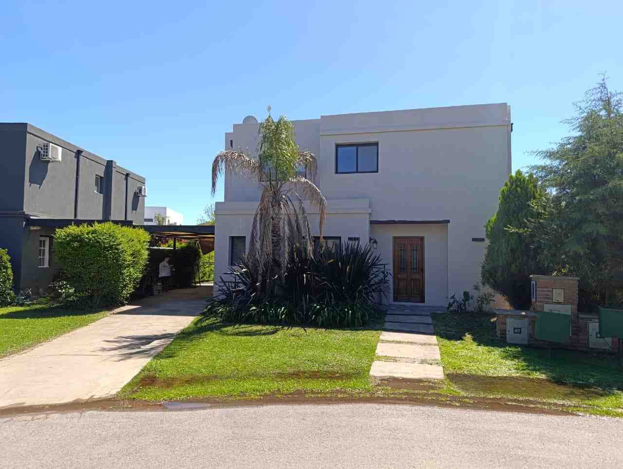 Casa en alquiler en barrio Los Robles - Pilar