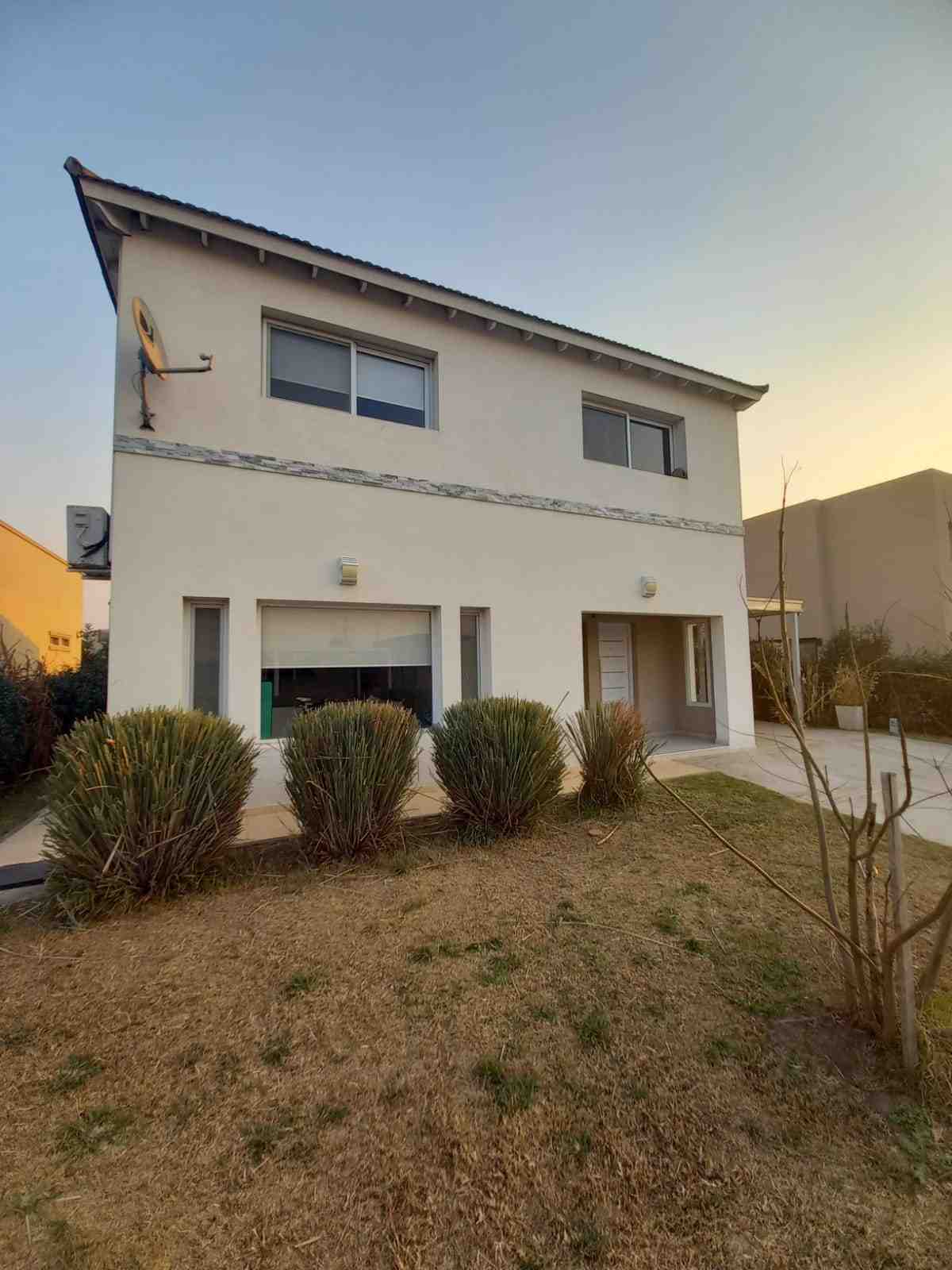 Casa en alquiler en barrio Los Arces, La Cañada del Pilar. 