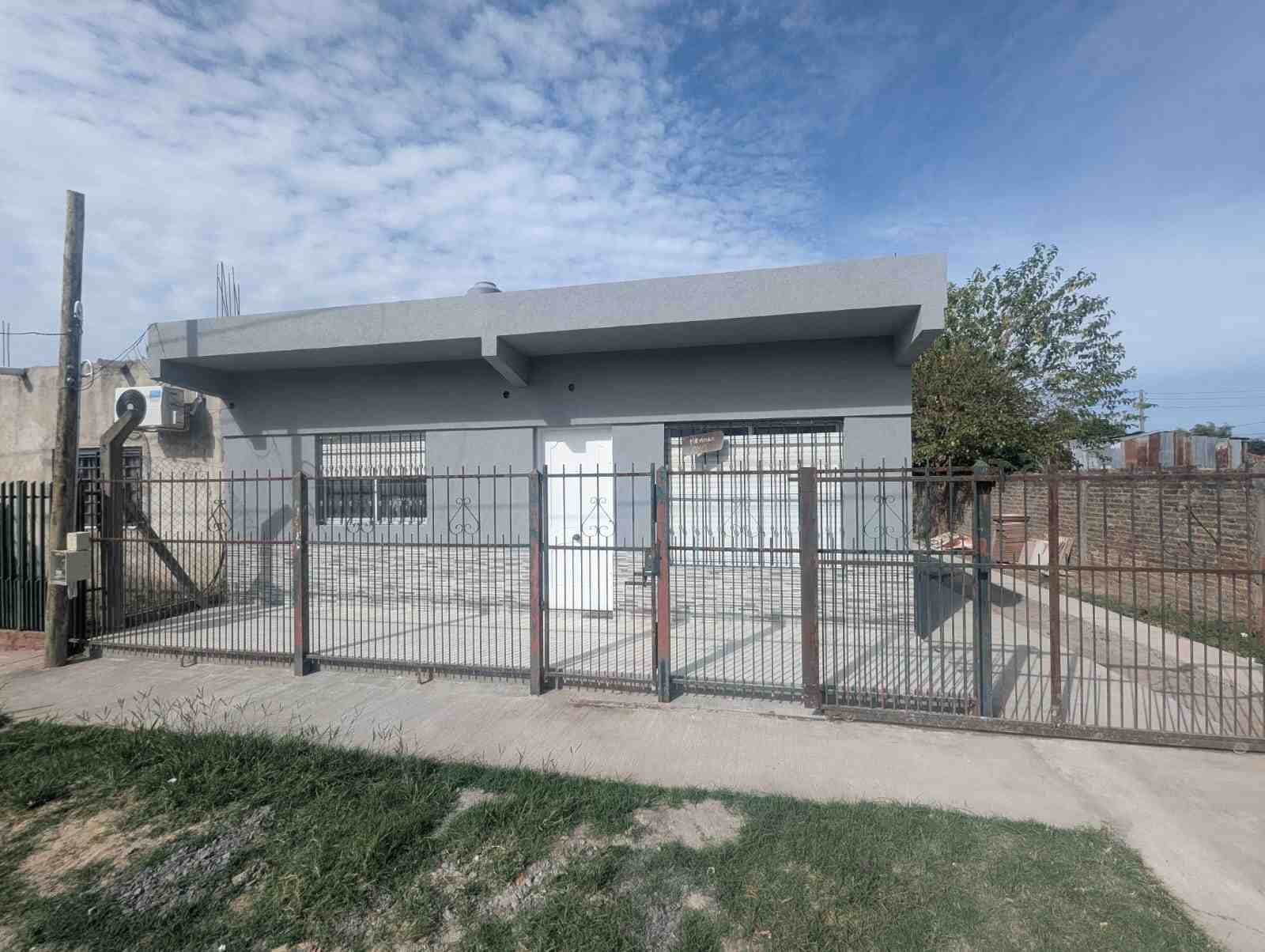 Casa 3 ambientes en alquiler - Jose C Paz.