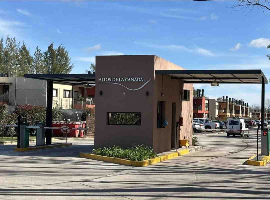 Departamento tres ambientes en venta en Altos de la Cañada - Pilar 