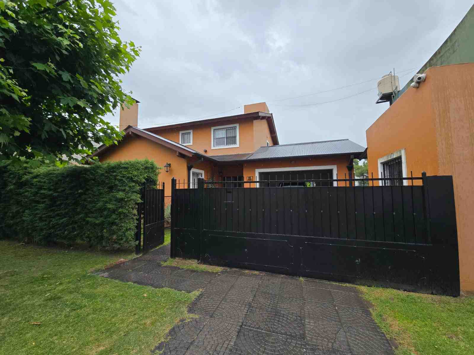 Casa cuatro ambientes en venta en Pilar centro 