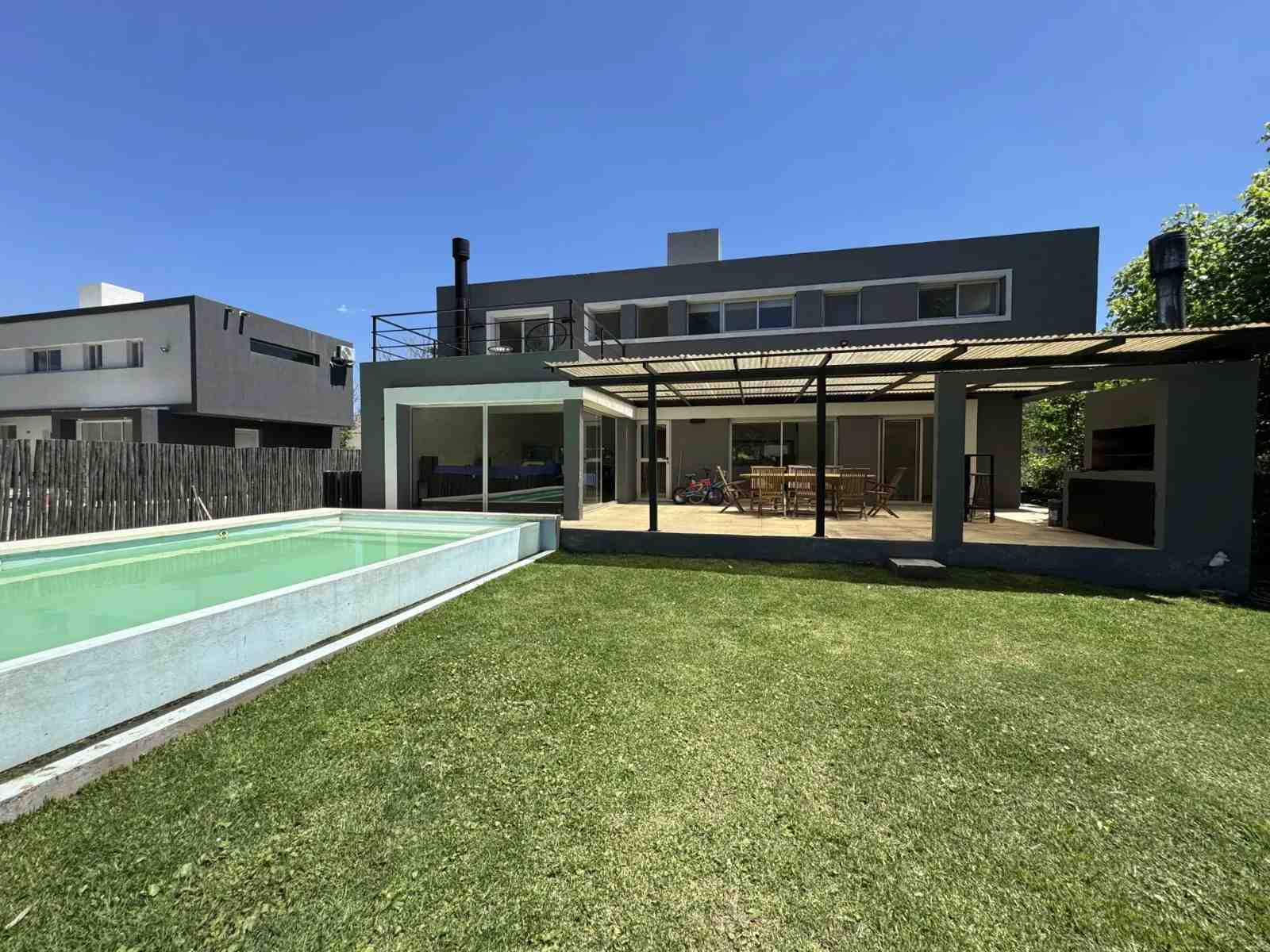 Casa en venta en barrio Los Pilares - Villa Rosa 