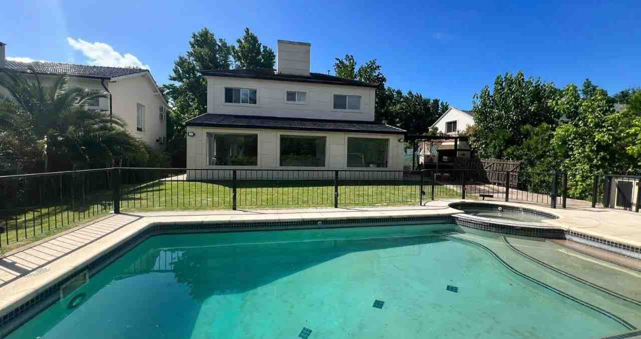 Casa cinco ambientes en venta en barrio Lomas de Benavidez