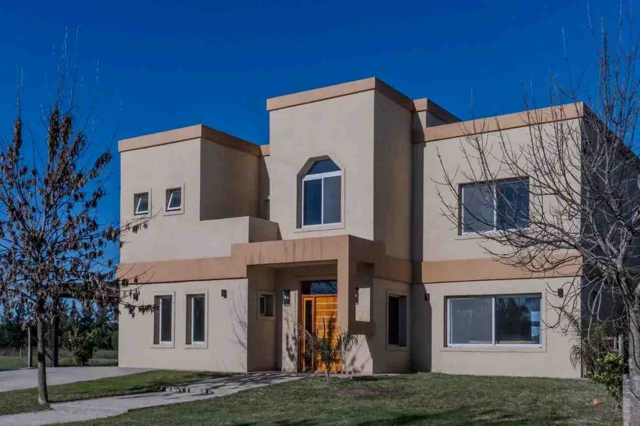 Casa seis ambientes en venta en barrio El Canton, Escobar. 