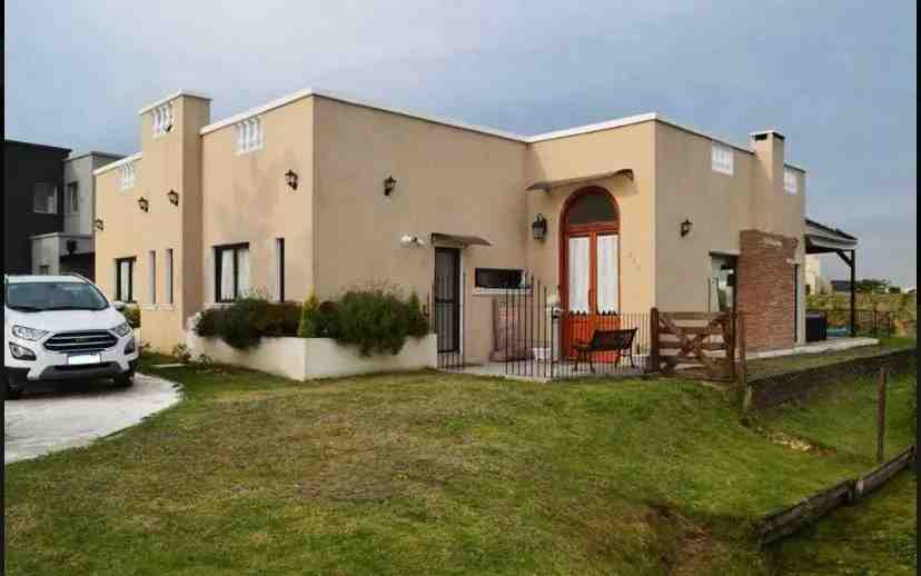 Casa seis ambientes en venta en Barrio El Canton, Escobar. 