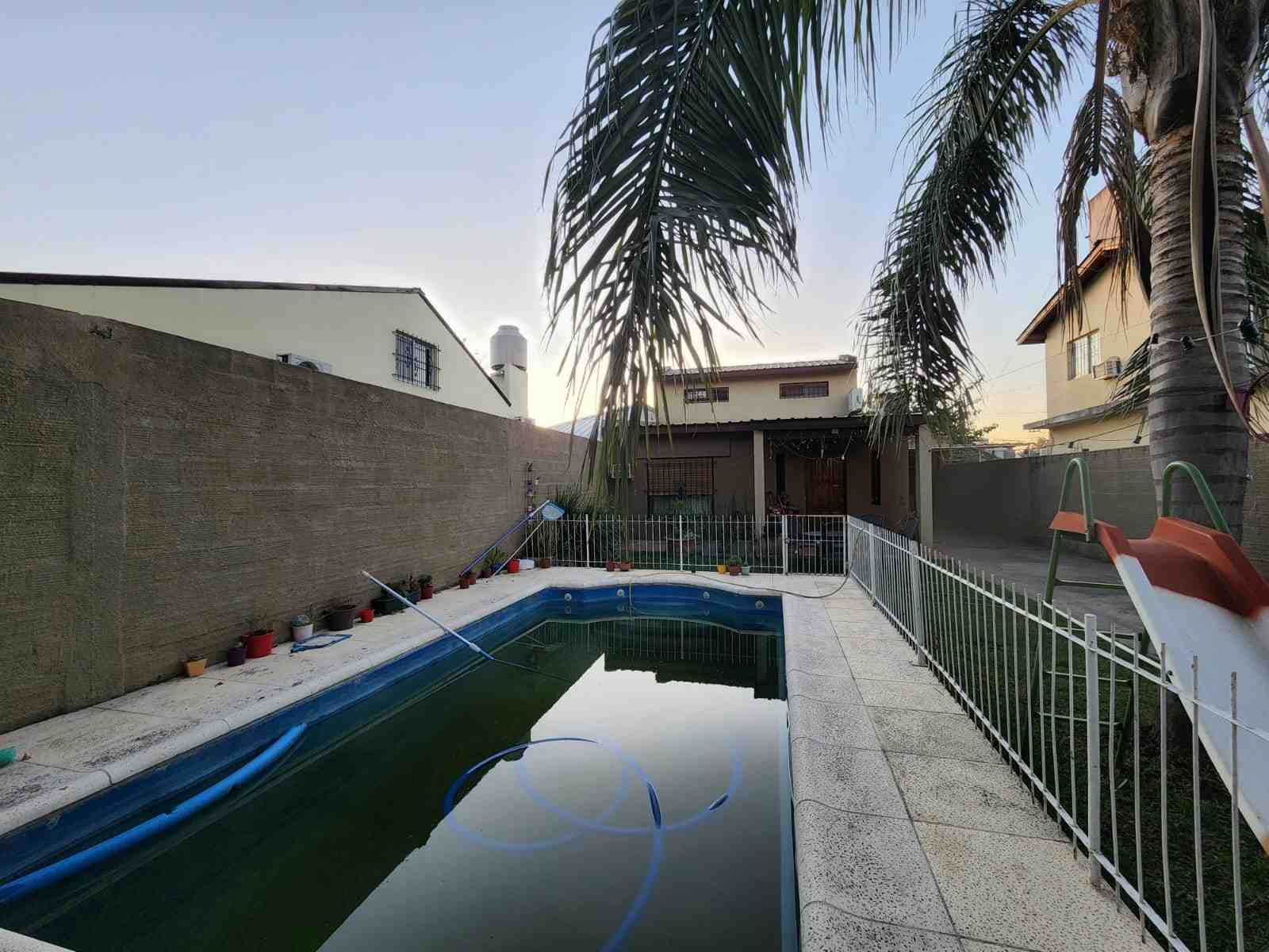 Casa 4 ambientes con parque y pileta en Venta en San Miguel (Lebensohn 2823)